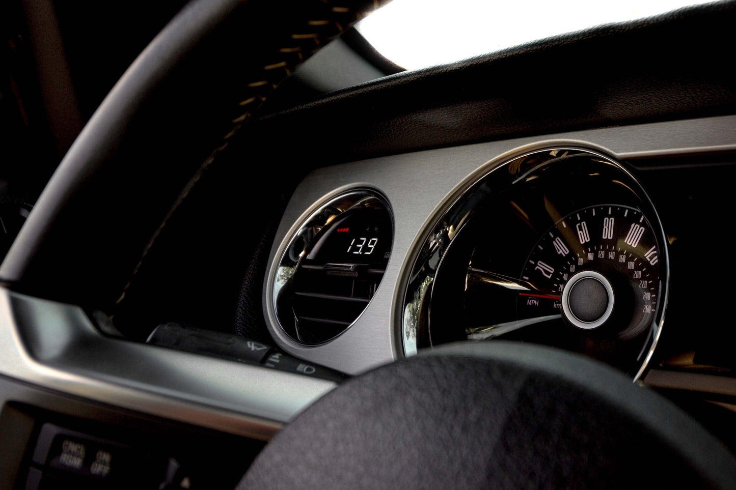 Ford Mustang (Gen.5) 2010 - 2014 analogue Gauge - Evolve Automotive
